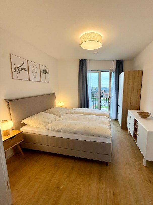 Schlafzimmer mit Queensizebett Schlafzimmer mit Doppelbett in der Ferienwohnung auf Pellworm