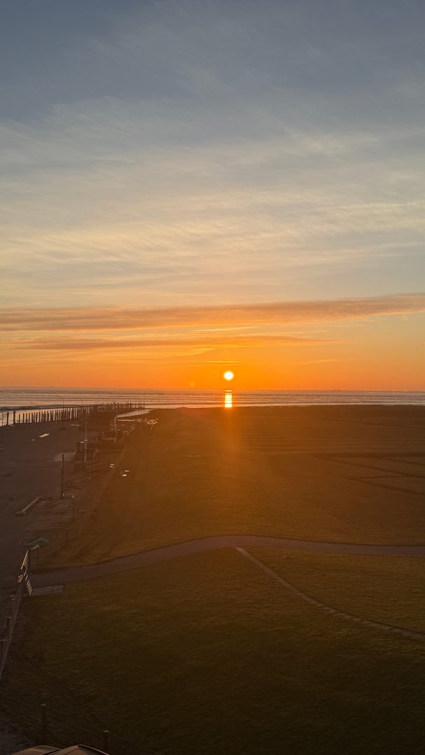 Sonnenaufgang am Meer Sonnenaufgang über der Nordsee auf Pellworm