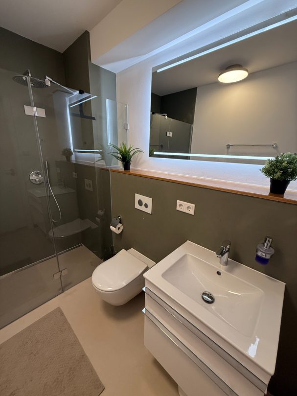 Badezimmer Modernes Badezimmer mit Dusche in der Ferienwohnung auf Pellworm