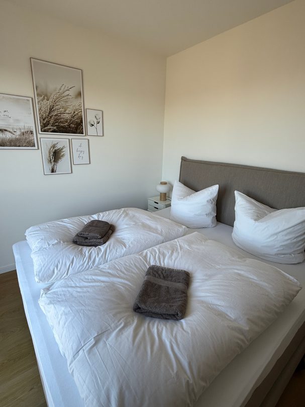 Komfortables Bett Frisch bezogenes Bett in der Ferienwohnung auf Pellworm