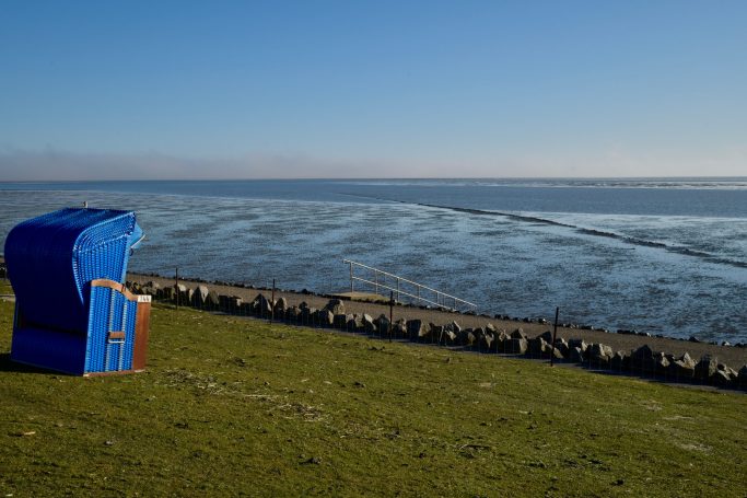 Strandkorb am Deich - Pellworm Strandkorb am Deich mit Blick auf die Nordsee bei Pellworm