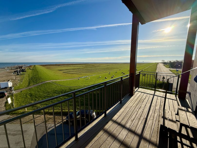Balkon mit Meerblick Balkon mit Meerblick auf Pellworm an der Nordsee