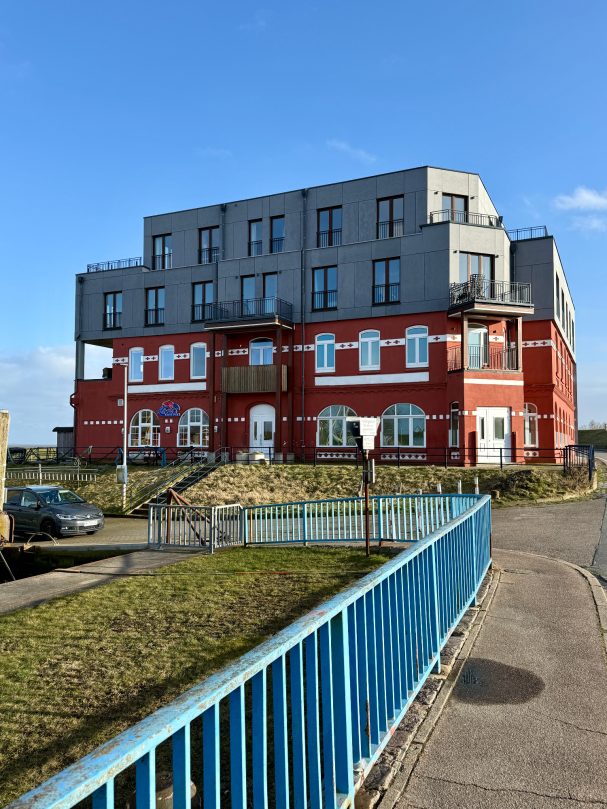 Ferienwohnung Meerzeit Pellworm Ferienwohnung ehemaliges Nordseeblick Gebäude auf Pellworm am Hafen