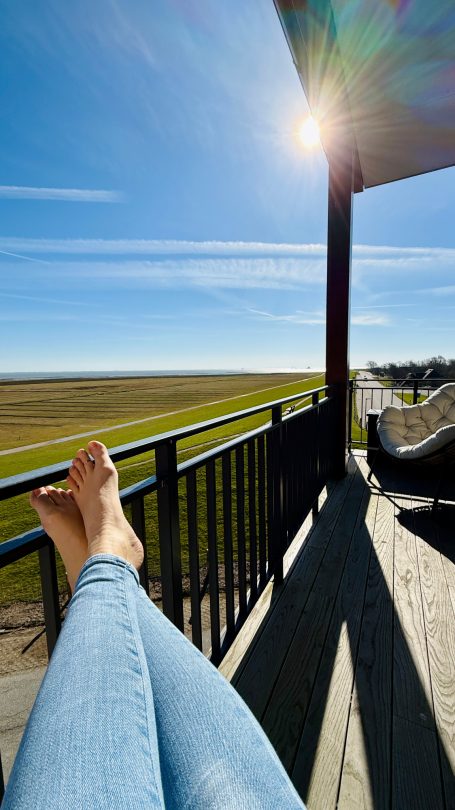 Entspannung auf dem Balkon - Pellworm Blick vom Balkon über die Nordsee mit entspannten Füßen - Pellworm