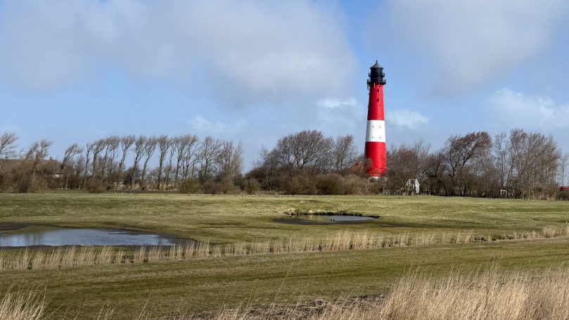Leuchtturm Pellworm Leuchtturm auf Pellworm unter blauem Himmel