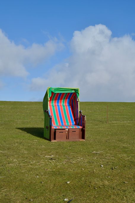 Strandkorb auf dem Deich Strandkorb auf grünem Deich auf Pellworm